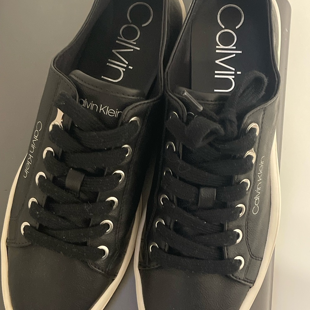 Calvin Klein Men's Black and White Sneakers size 8.5